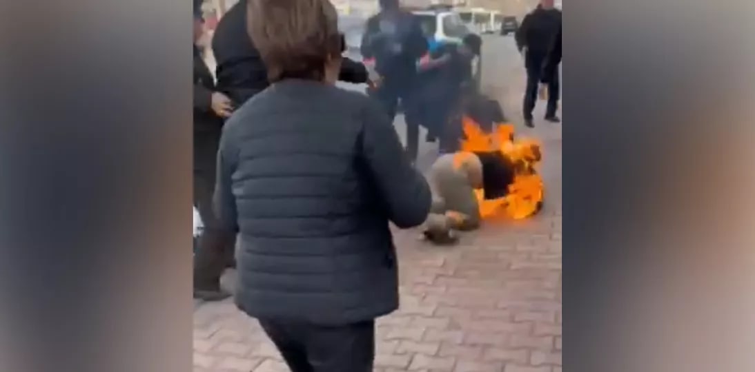 
											
											Moliyaviy piramida qurboni bo‘lgan ayol Qozog‘iston IIV binosi oldida o‘z joniga qasd qildi (video)
											
											