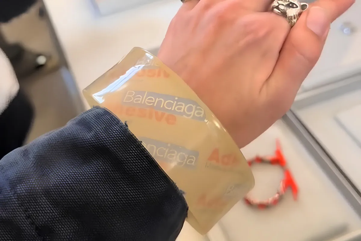 
											
											Balenciaga’дан 3 минг долларлик “скотч” билагузук
											
											