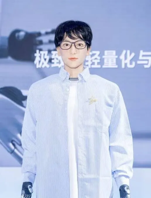 
											
											Xitoyda odamsimon robot talaba bo‘ldi
											
											