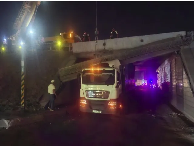 
											
											Toshkent viloyatida yuk mashinasi ko‘prikka urildi
											
											