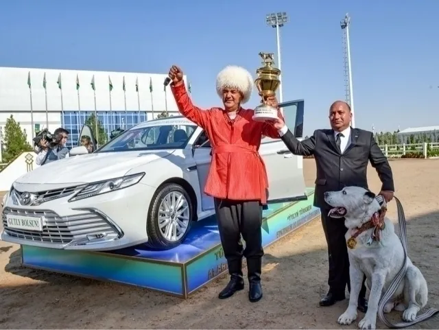 
											
											Serdar Berdimuhamedov “Yilning jasur turkman alabayi”ga mashina sovg‘a qildi
											
											