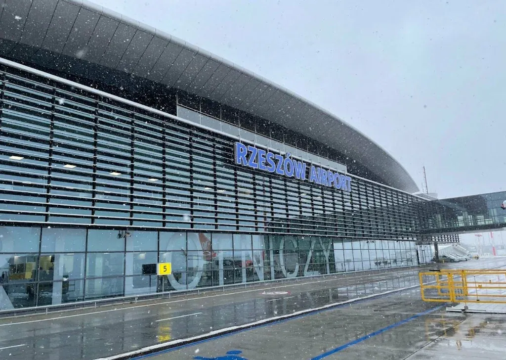 
														
														Rossiyaning Ukrainaga hujumlari ortidan Polsha ikki aeroportini vaqtincha yopdi
														
														