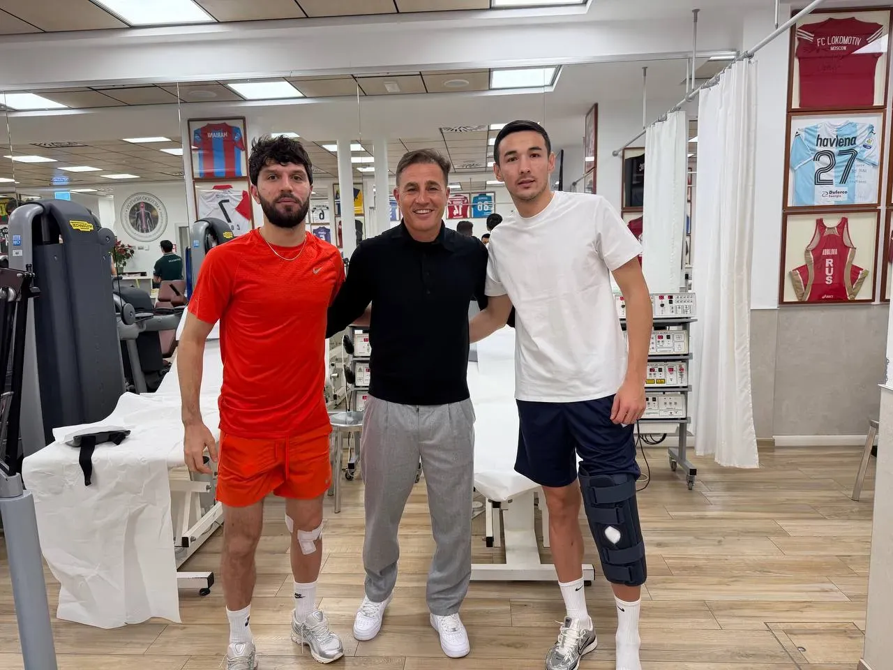 
														
														O‘zbekiston terma jamoasi bosh murabbiyi og‘ir jarohatdan keyin operatsiya qilingan Masharipov va Aliqulov bilan uchrashdi
														
														