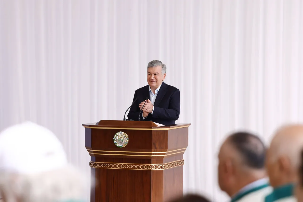 Shavkat Mirziyoyev tadbir qatnashchilari bilan birgalikda Milliy dendrologiya bog‘ining ilk 5 gektarida manzarali ko‘chatlar ekdi
