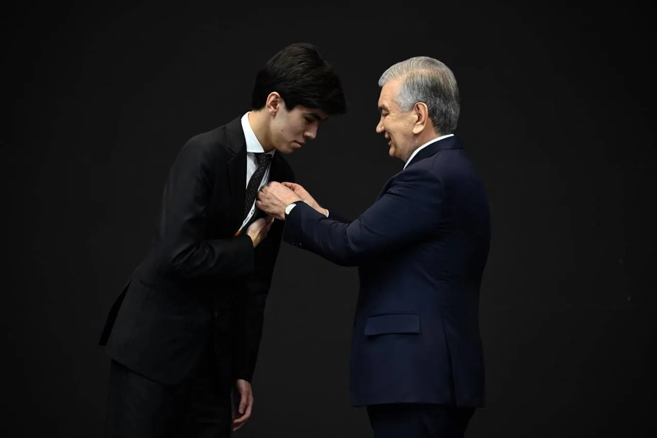 
											
											Shavkat Mirziyoyev Javohir Sindorovga “O‘zbekiston Respublikasida xizmat ko‘rsatgan sportchi” faxriy unvonini topshirdi
											
											