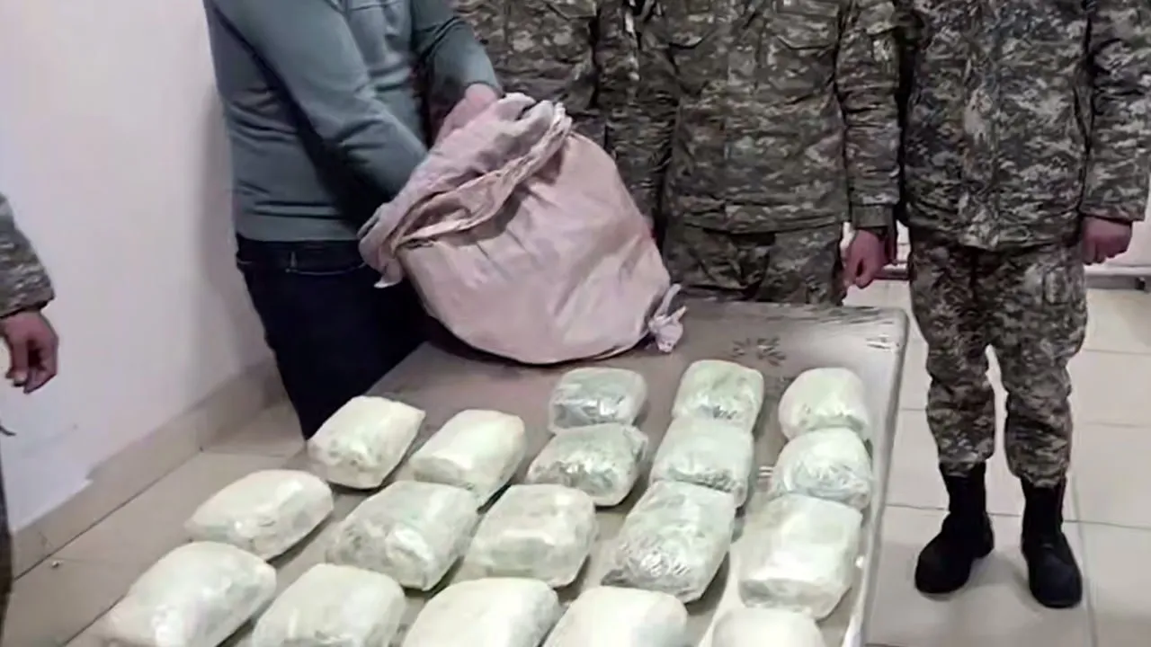 
														
														Гиёҳвандлик воситаларини контрабанда қилиш ва сотиш билан шуғулланган жиноий гуруҳ ушланди
														
														
