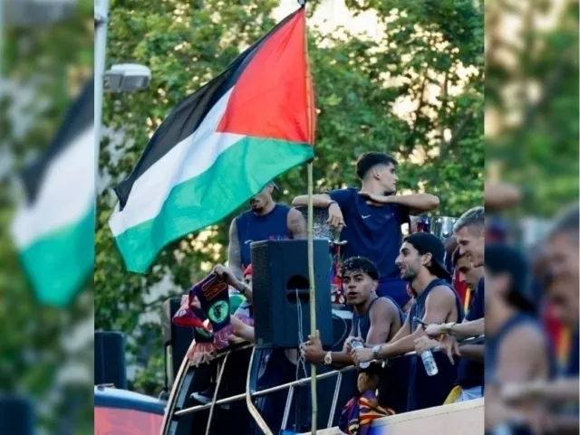 Lamin Yamal chempionlik paradida Falastin bayrog‘ini ko‘tardi