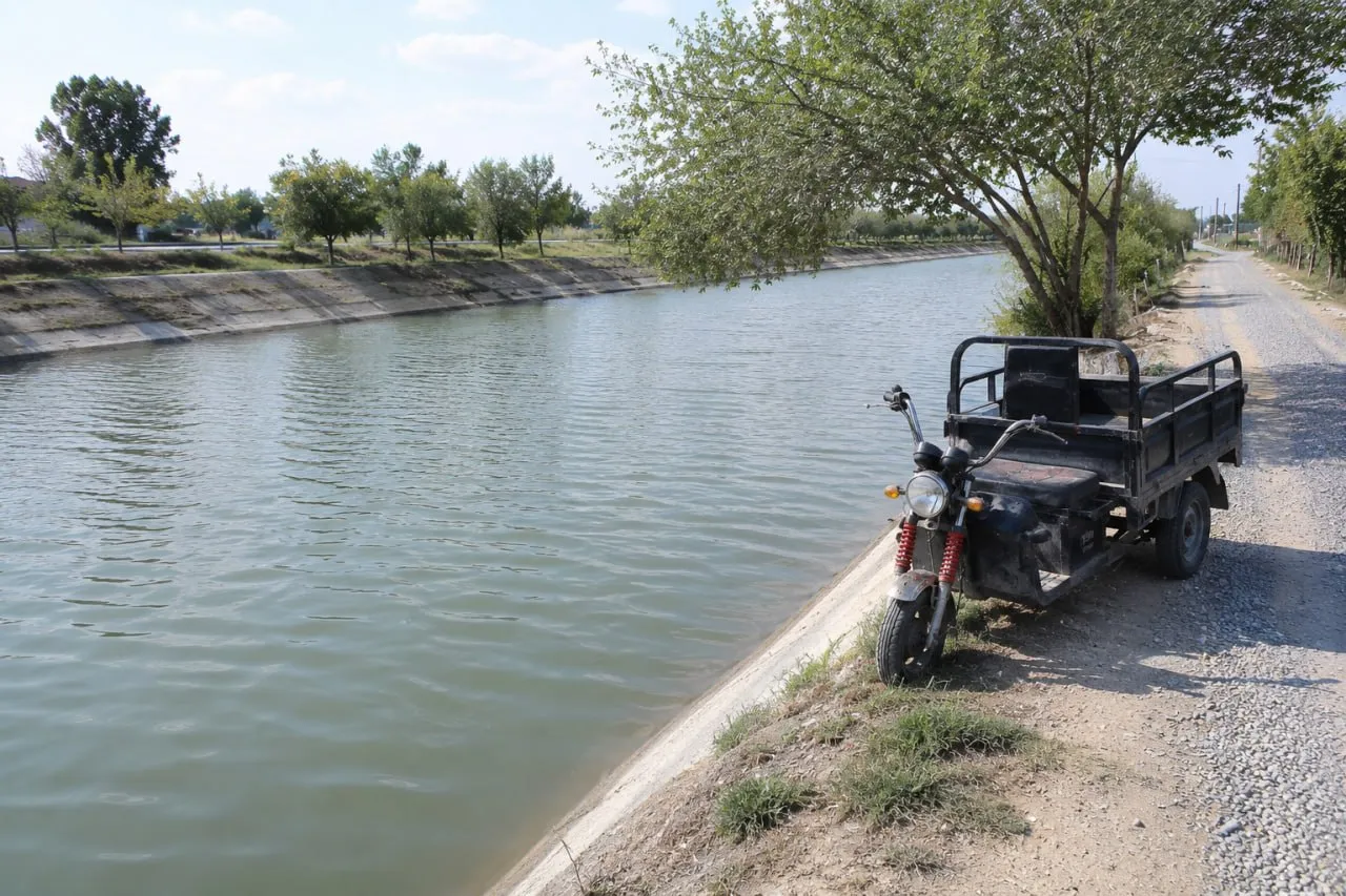 Samarqandda elektromoped 8 kishi bilan kanalga quladi: 4 kishi halok bo’ldi
