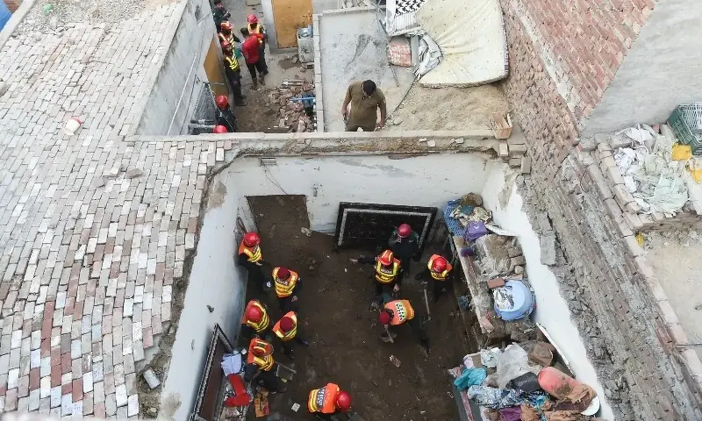 Pokistonda maktab tomi qulashi oqibatida 14 nafar bola halok bo‘ldi