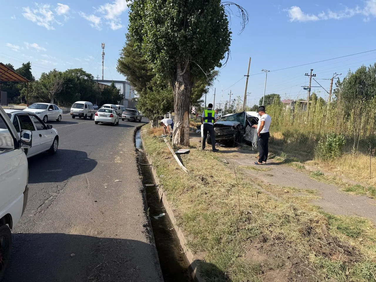 
														
														Чирчиқда Lacetti дарахтга урилди. Қурбон бор
														
														