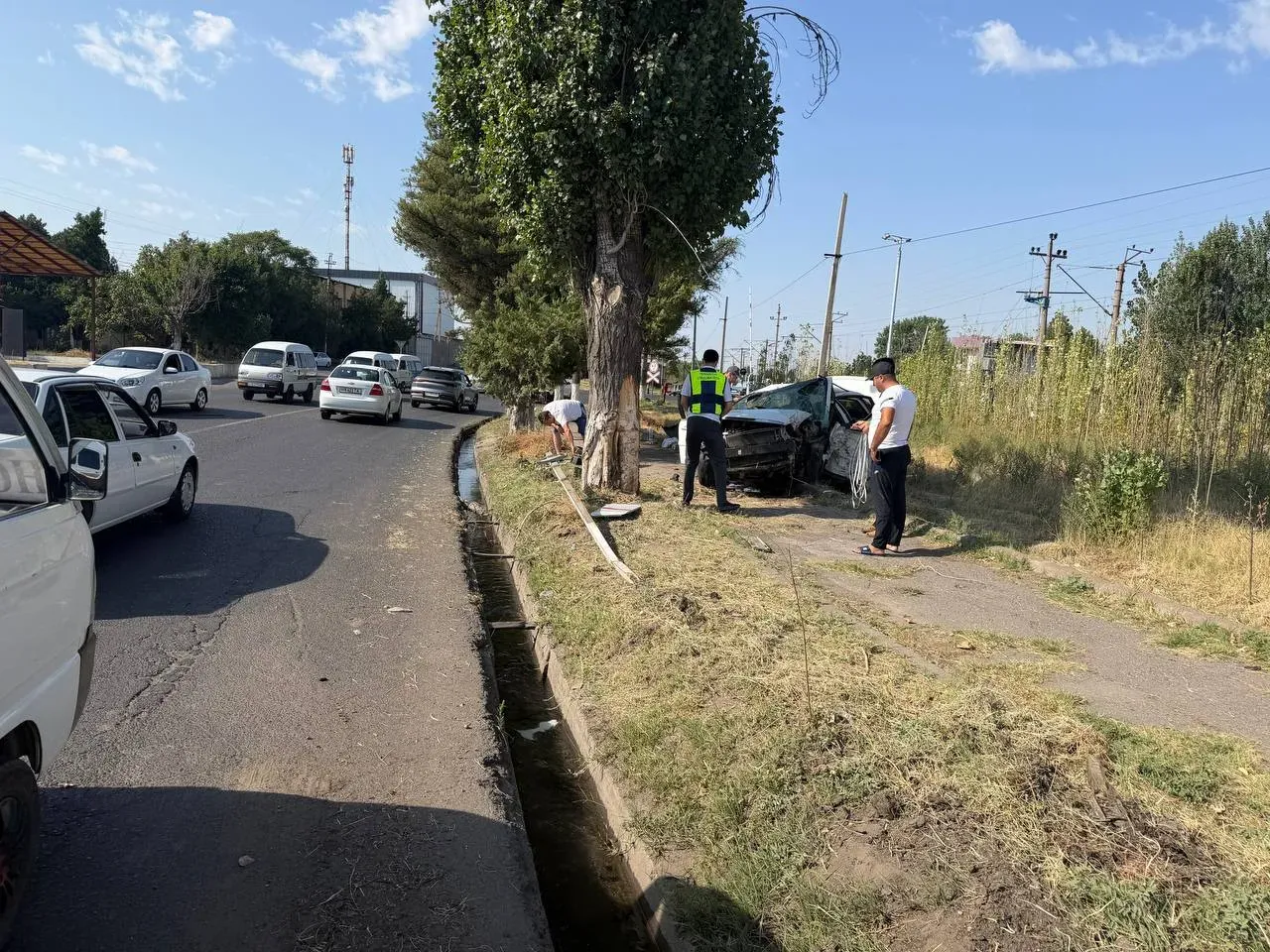 Чирчиқда Lacetti дарахтга урилди. Қурбон бор