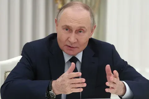 
														
														Путин баҳсли Курил оролларидан бирига ташриф буюрди
														
														