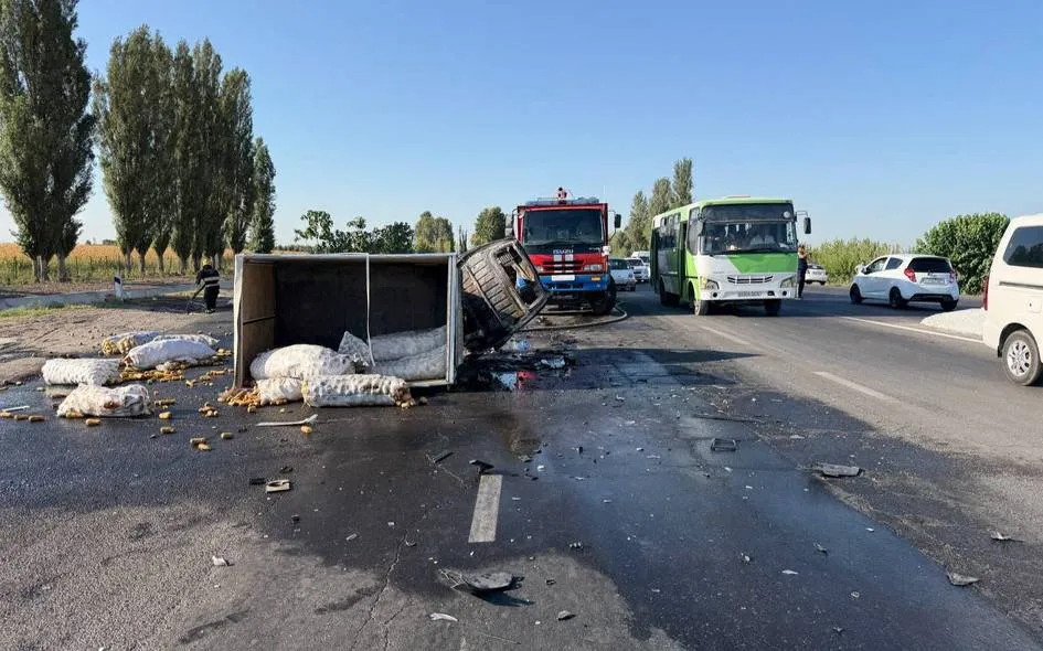 Toshkent viloyatida uchta avtomobil to‘qnashib, yong‘in chiqdi