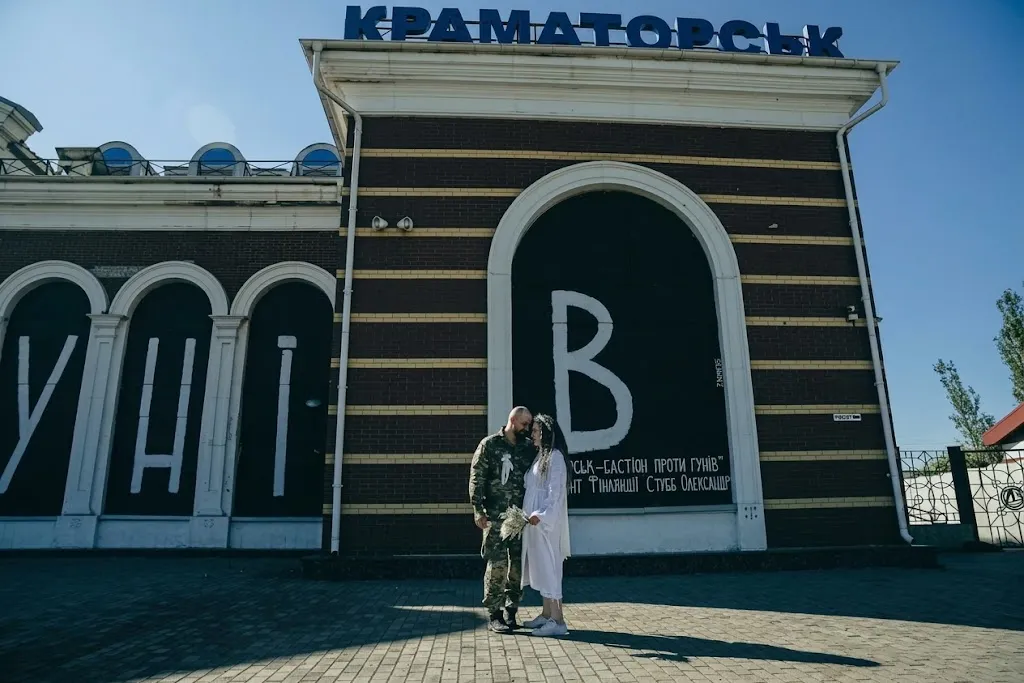 Qirg‘in ostidagi “Love story”: Ukraina­da juftlik front yaqinida turmush qurdi