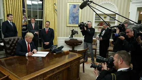 CНН, Политиcо ва МС НОW Трамп администратсиясини судга берди
