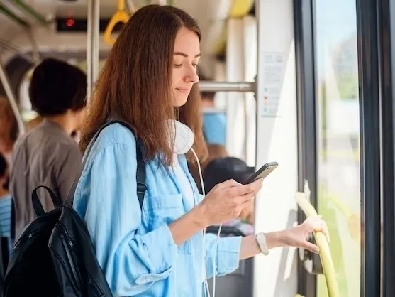 Singapur avtobuslarida baland musiqa uchun katta jarima belgilandi