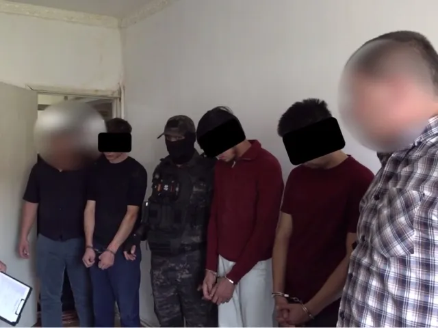 
														
														Гулистонда нарколаборатория фош этилди: уч киши ушланди
														
														