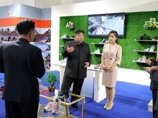 “Komaga tushgan” Kim Chen In omma oldida ko‘rinish berdi