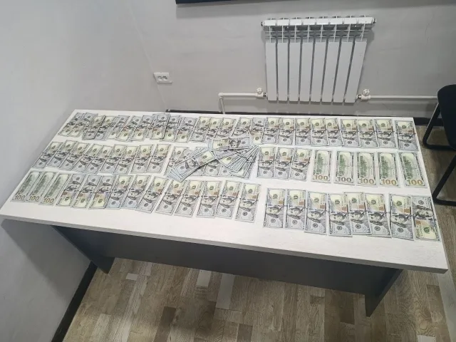 
														
														20 минг долларни чегарадан яширинча олиб чиқаётганлар ушланди
														
														